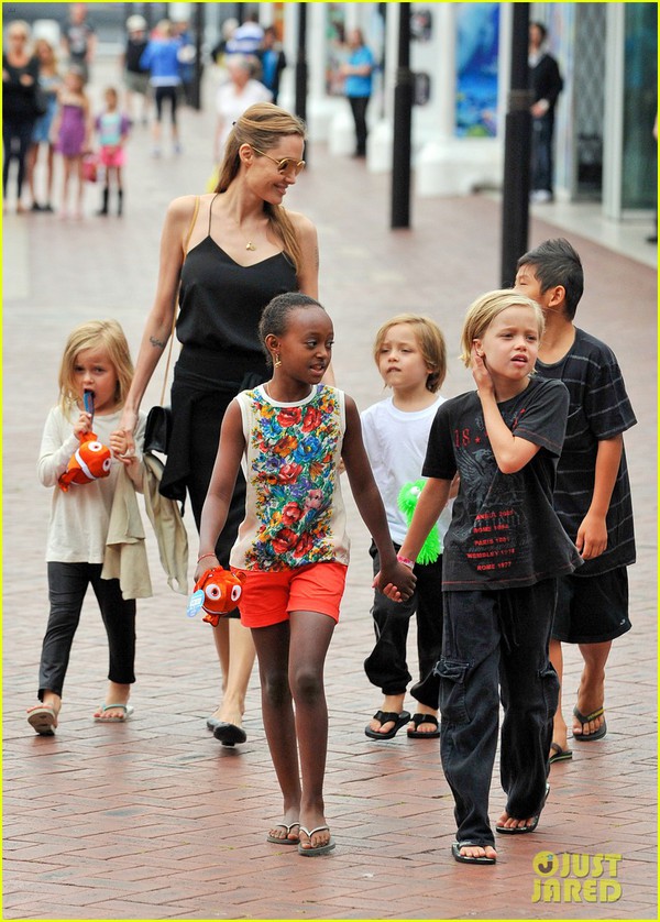 Angelina Jolie dẫn các con tham quan thủy cung 1