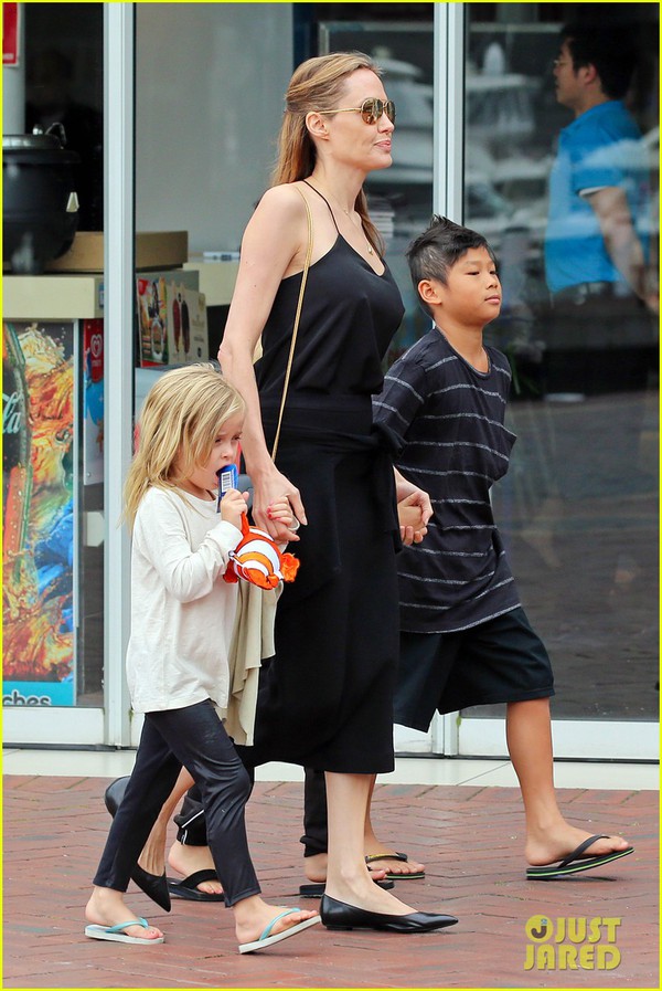 Angelina Jolie dẫn các con tham quan thủy cung 7