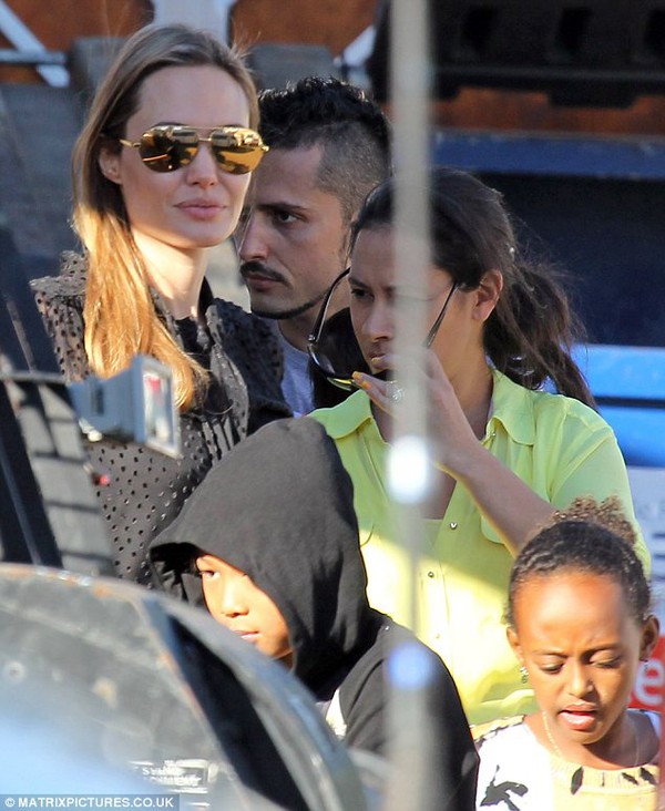 Angelina Jolie và Brad Pitt thay nhau dắt con đi chơi 1