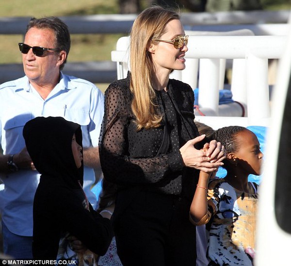 Angelina Jolie và Brad Pitt thay nhau dắt con đi chơi 5