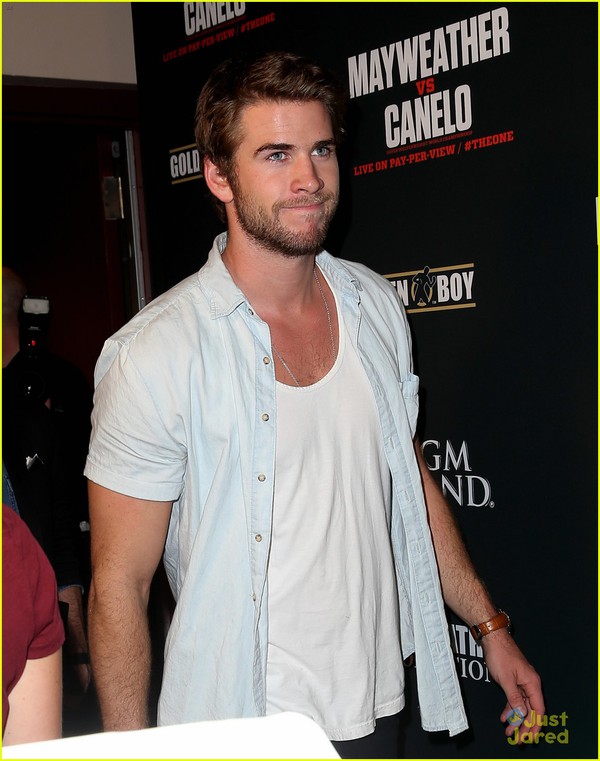 Liam Hemsworth vẫn tươi tỉnh sau khi bị Miley "unfollow" 1