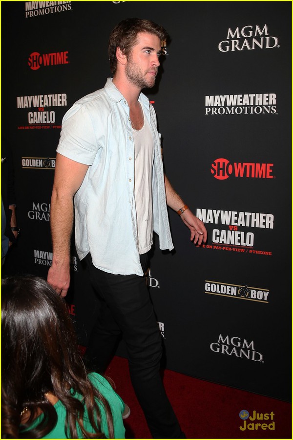 Liam Hemsworth vẫn tươi tỉnh sau khi bị Miley "unfollow" 3