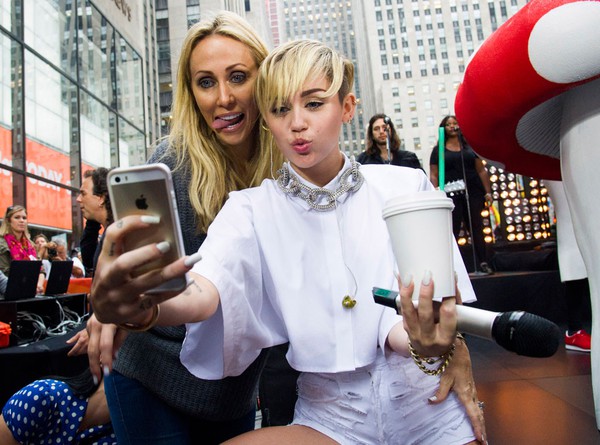 Miley Cyrus lè lưỡi khoe áo hình Justin Bieber hút cần sa 2