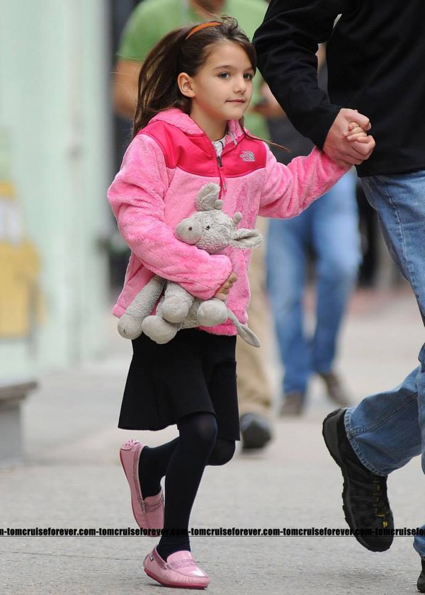 Bé Suri Cruise "cãi nhau" với mẹ giữa sân bay 4