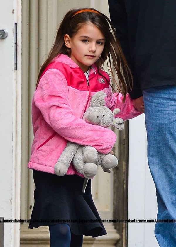 Bé Suri Cruise "cãi nhau" với mẹ giữa sân bay 5