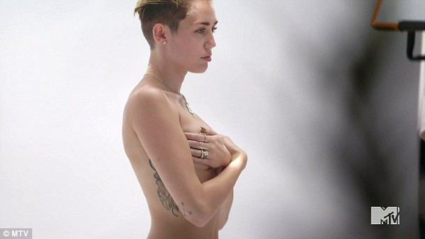 Miley Cyrus ôm ngực trần trong phim tài liệu 1