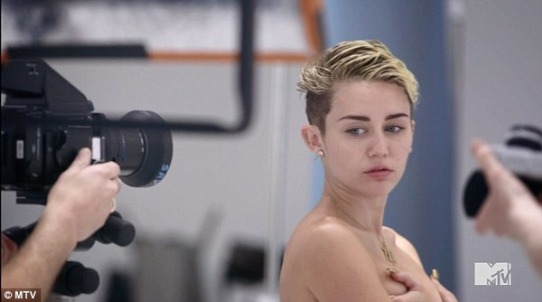 Miley Cyrus ôm ngực trần trong phim tài liệu 2