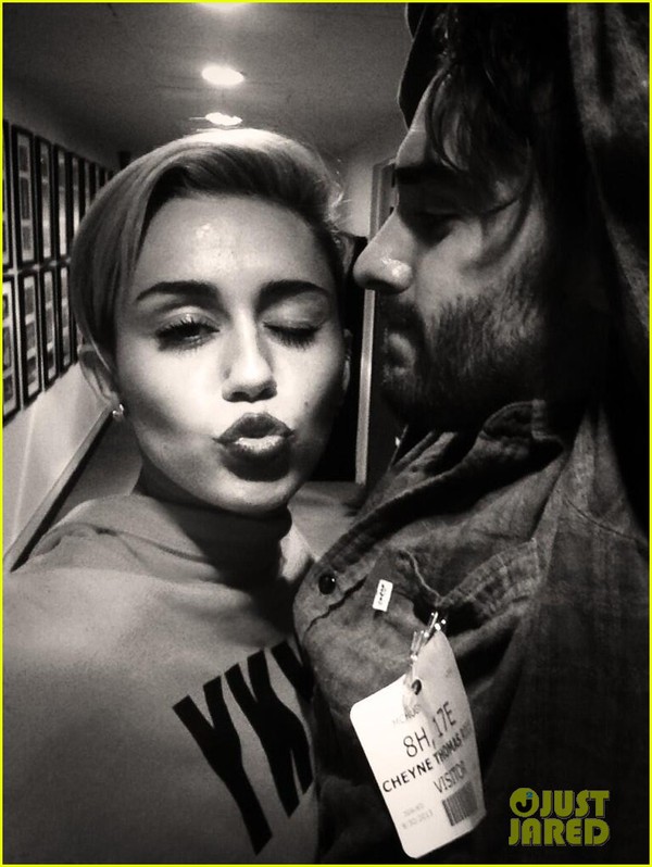 Miley Cyrus ôm ngực trần trong phim tài liệu 7