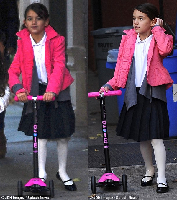 Bé Suri Cruise thích thú khi thấy cún con dễ thương 9