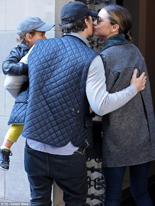 Miranda Kerr và Orlando Bloom lại hôn nhau, khoác vai thân thiết 3