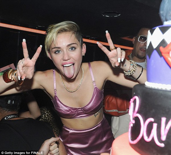 Miley Cyrus mang quần áo Liam tặng cửa hàng từ thiện 1