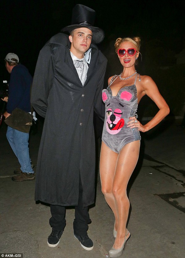 Paris Hilton hóa trang thành Miley Cyrus đi chơi Halloween 4