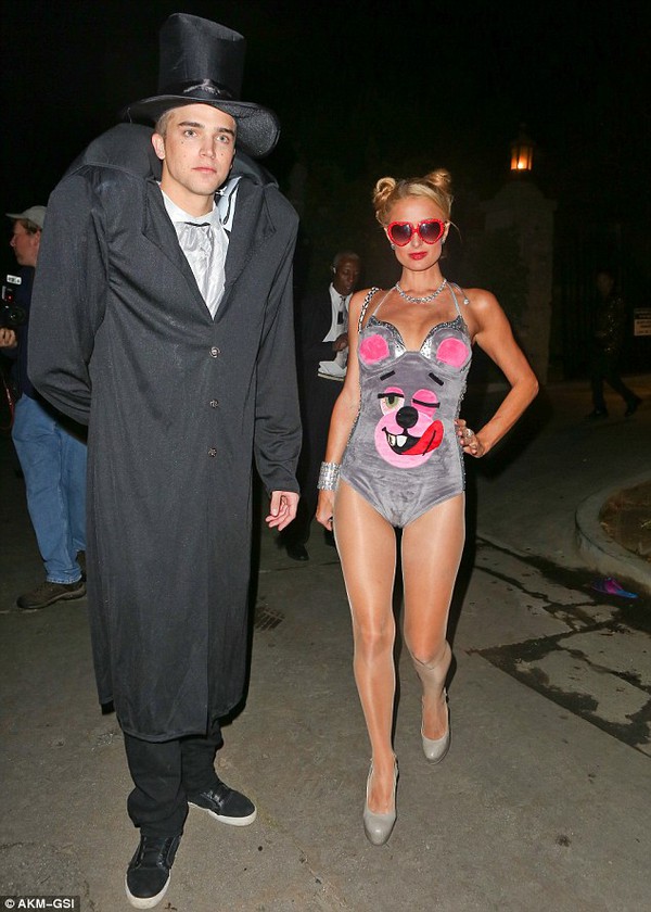 Paris Hilton hóa trang thành Miley Cyrus đi chơi Halloween 5