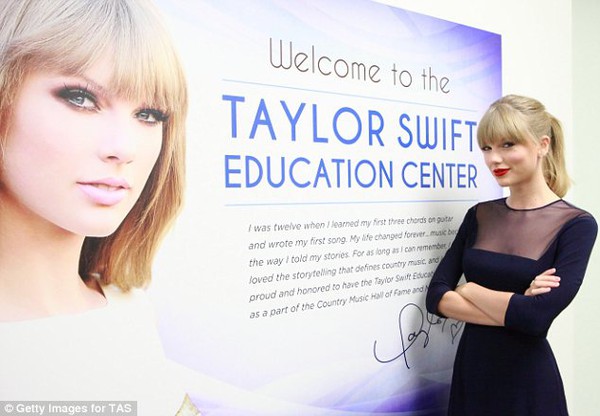 Taylor Swift được chào đón bằng cánh đồng ngô khắc tên mình 5