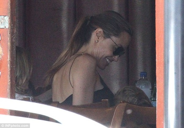 Angelina Jolie ôm hôn hai "thiên thần" sinh đôi cực đáng yêu 4