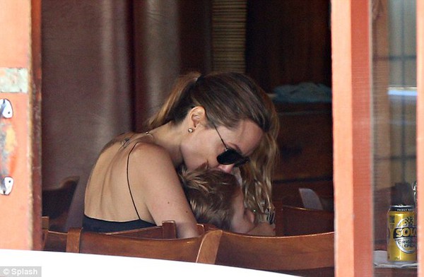 Angelina Jolie ôm hôn hai "thiên thần" sinh đôi cực đáng yêu 5