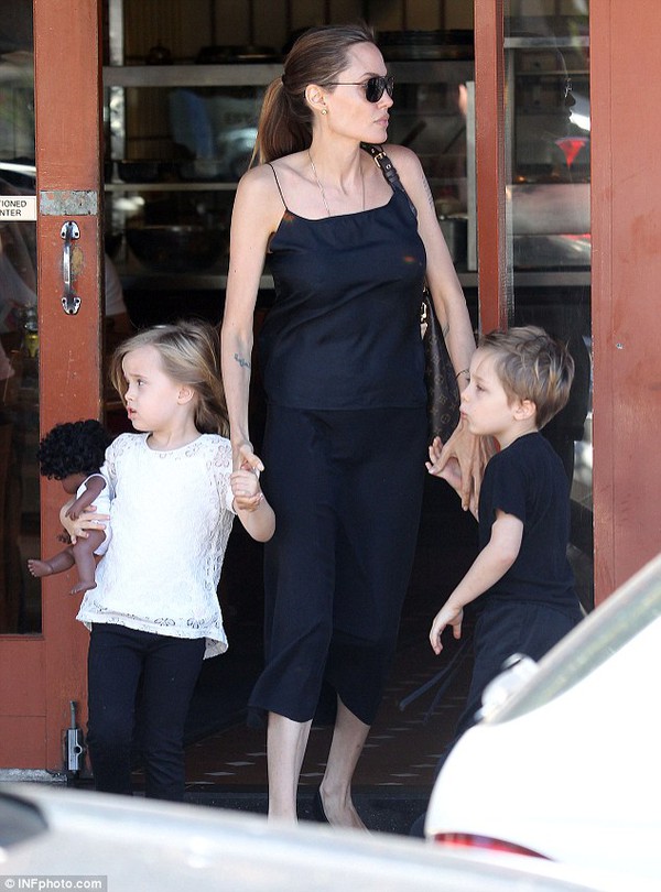 Angelina Jolie ôm hôn hai "thiên thần" sinh đôi cực đáng yêu 7