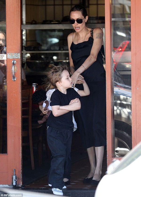 Angelina Jolie ôm hôn hai "thiên thần" sinh đôi cực đáng yêu 9
