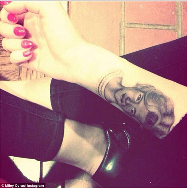 Miley Cyrus shows off her portrait tattoo on her hand 1