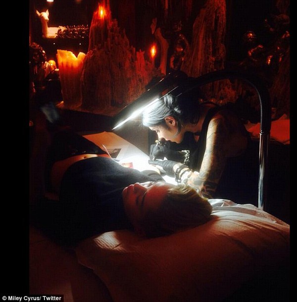 Miley Cyrus shows off her portrait tattoo on her hand 4