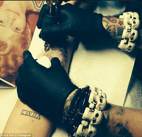 Miley Cyrus shows off her portrait tattoo on her hand 5