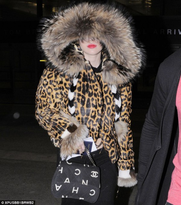 Miley Cyrus lộ mặt "béo tròn" ở sân bay 1