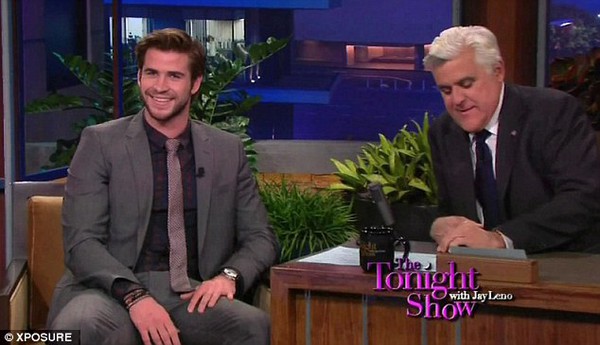 Liam Hemsworth "đỏ mặt" vì cảnh đút chuối cho nữ đồng nghiệp 2