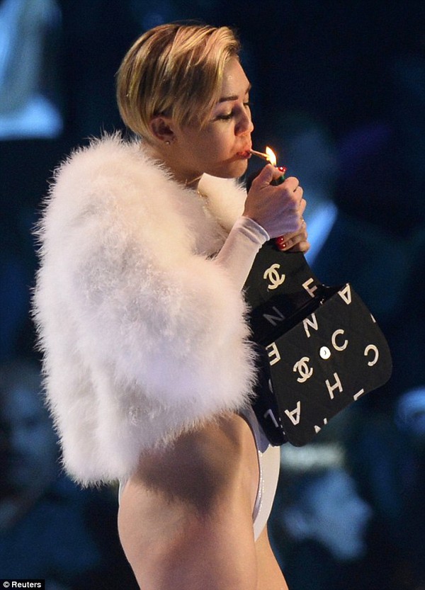 Miley Cyrus bị Jennifer Lawrence chỉ trích vì quá khêu gợi 2