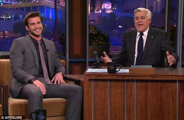 Liam Hemsworth "đỏ mặt" vì cảnh đút chuối cho nữ đồng nghiệp 6