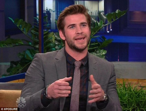 Liam Hemsworth "đỏ mặt" vì cảnh đút chuối cho nữ đồng nghiệp 7