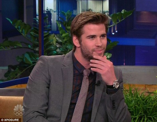 Liam Hemsworth "đỏ mặt" vì cảnh đút chuối cho nữ đồng nghiệp 8