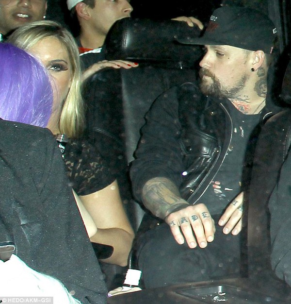 Lộ ảnh Miley Cyrus được Adam Lambert trao điếu cần sa 3