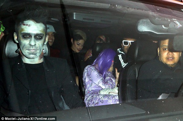 Lộ ảnh Miley Cyrus được Adam Lambert trao điếu cần sa 4