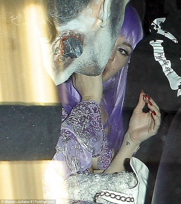 Lộ ảnh Miley Cyrus được Adam Lambert trao điếu cần sa 5