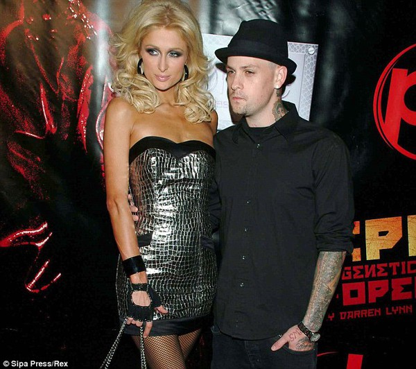 Lộ ảnh Miley Cyrus được Adam Lambert trao điếu cần sa 6