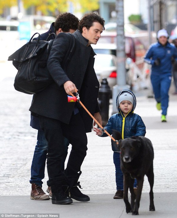 Bé Flynn nhăn nhó khi được bố dạy cách dắt cún đi dạo 2