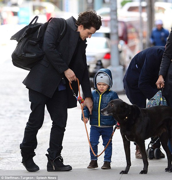 Bé Flynn nhăn nhó khi được bố dạy cách dắt cún đi dạo 3