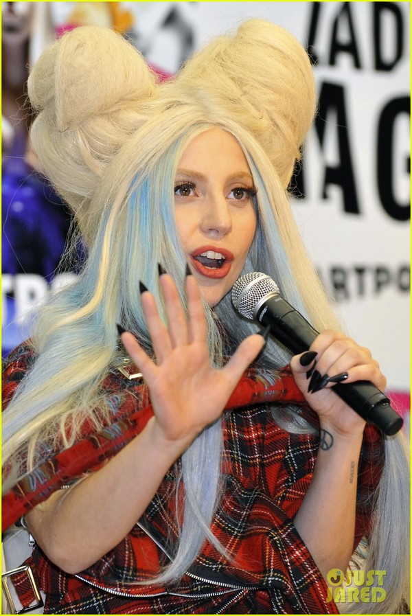 Lady Gaga khoe vùng "nhạy cảm" trần trụi trên bìa tạp chí 2