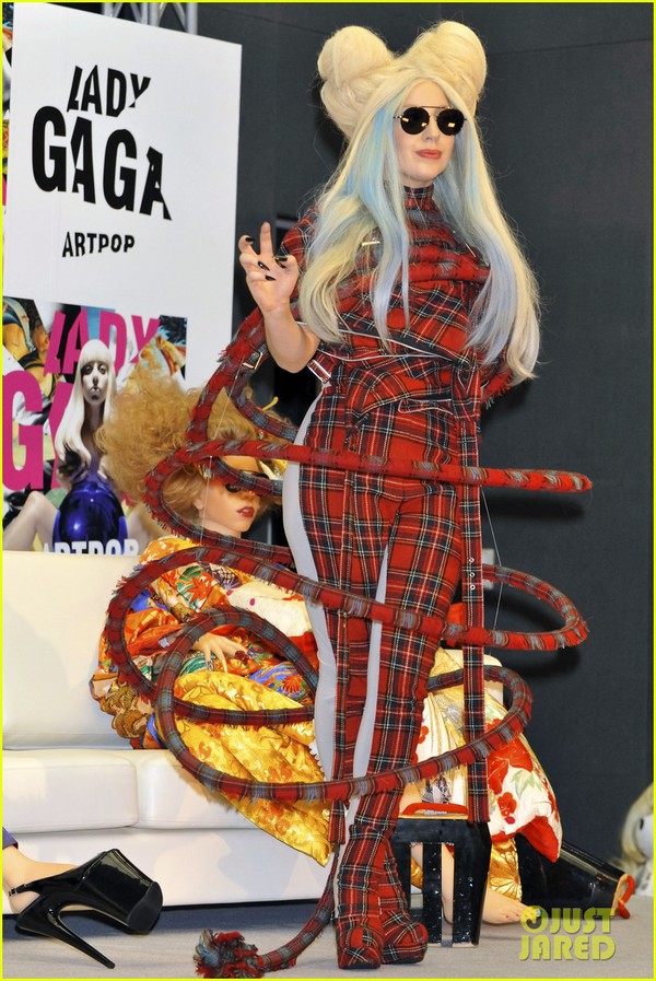 Lady Gaga khoe vùng "nhạy cảm" trần trụi trên bìa tạp chí 4