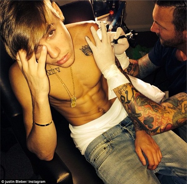 Justin Bieber khoe cận cảnh cơ thể phủ kín hình xăm