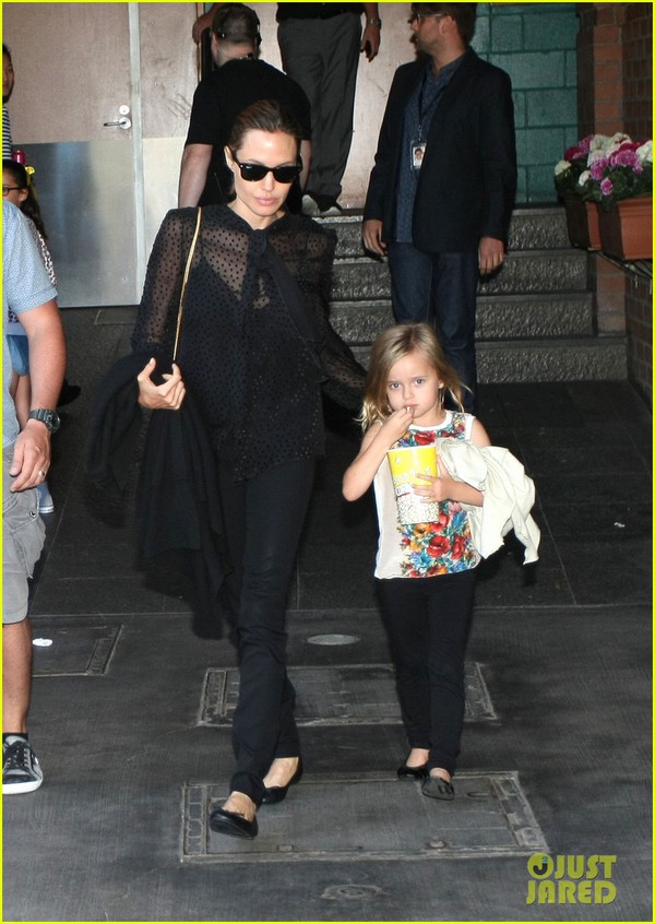 Angelina Jolie dù bận rộn vẫn cùng con đi xem phim cuối tuần 2