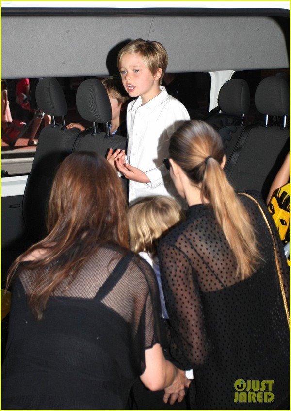 Angelina Jolie dù bận rộn vẫn cùng con đi xem phim cuối tuần 6