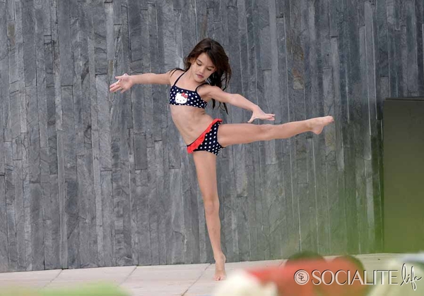 Bé Suri Cruise gây chú ý khi mặc áo tắm múa ballet 2