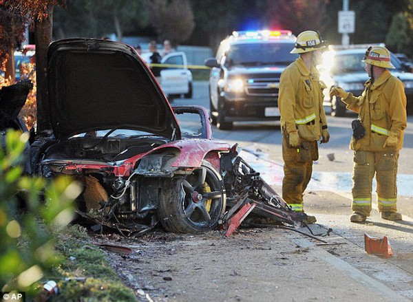 Tài tử "Fast & Furious" đột ngột qua đời vì tai nạn ô tô 4