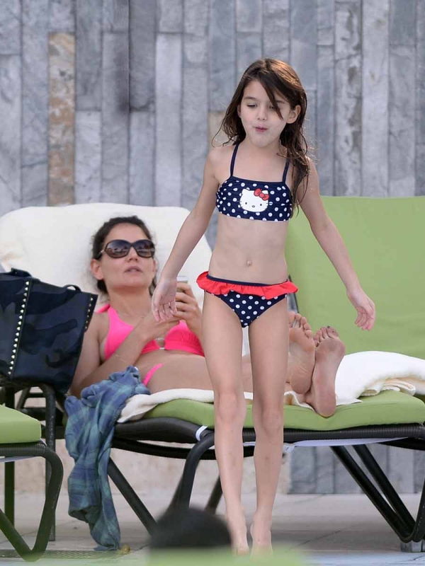 Bé Suri Cruise gây chú ý khi mặc áo tắm múa ballet 5