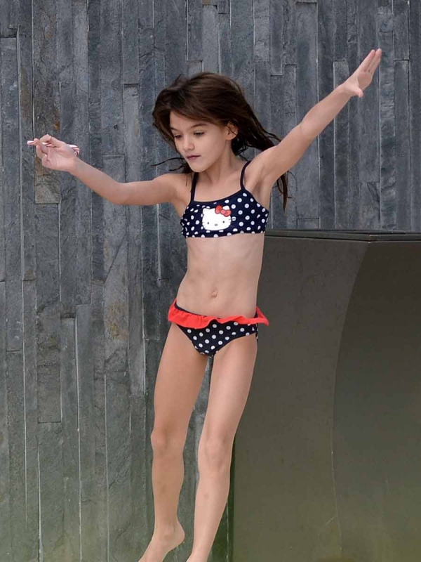 Bé Suri Cruise gây chú ý khi mặc áo tắm múa ballet 3