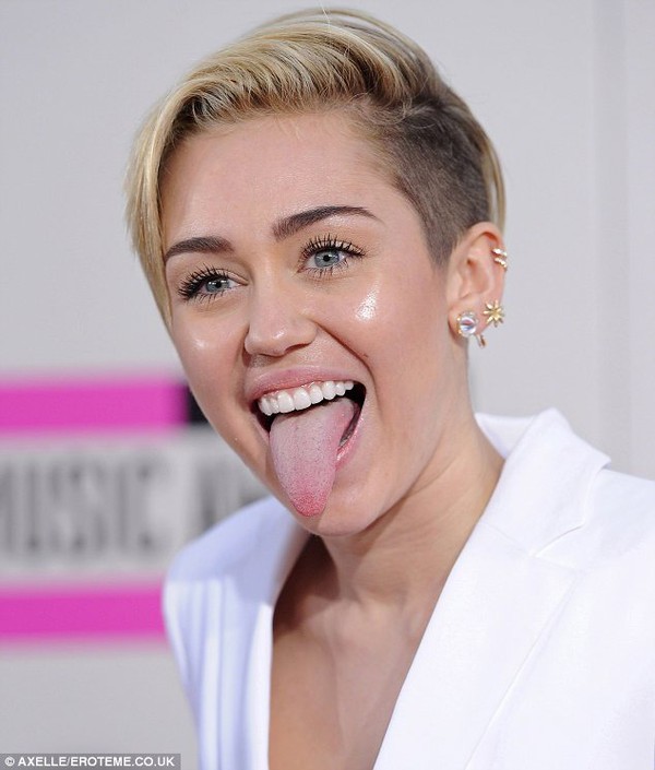 Justin Bieber vẽ mặt Miley Cyrus "cực xấu" lên sân trượt ván 4