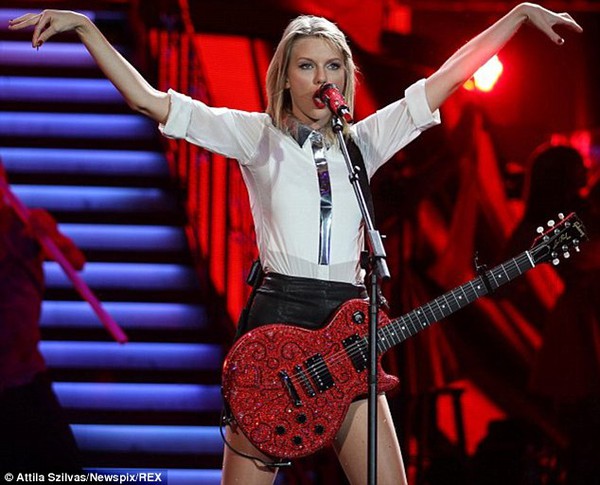 Taylor Swift khoe ảnh tô son nhắng nhít cực đáng yêu 4