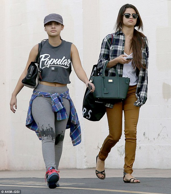 Selena Gomez xuất hiện phờ phạc, luộm thuộm trên phố 1