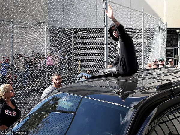 Justin Bieber lại tiệc tùng khi vừa ra khỏi trại giam 2